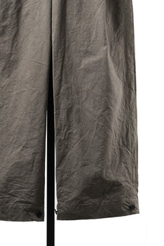 Load image into Gallery viewer, KLASICA "LINDBERG Ⅱ-TW" SIDE TUCKED WIDE STRAIGHT TROUSERS / HAND DYED HIGH DENSITY TWILL (DUST)