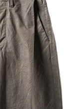 Load image into Gallery viewer, KLASICA "LINDBERG Ⅱ-TW" SIDE TUCKED WIDE STRAIGHT TROUSERS / HAND DYED HIGH DENSITY TWILL (DUST)
