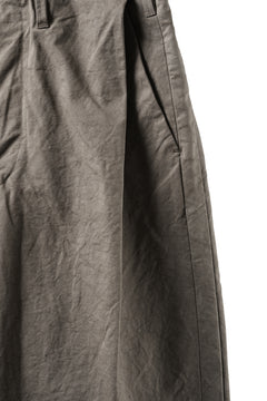 Load image into Gallery viewer, KLASICA "LINDBERG Ⅱ-TW" SIDE TUCKED WIDE STRAIGHT TROUSERS / HAND DYED HIGH DENSITY TWILL (DUST)