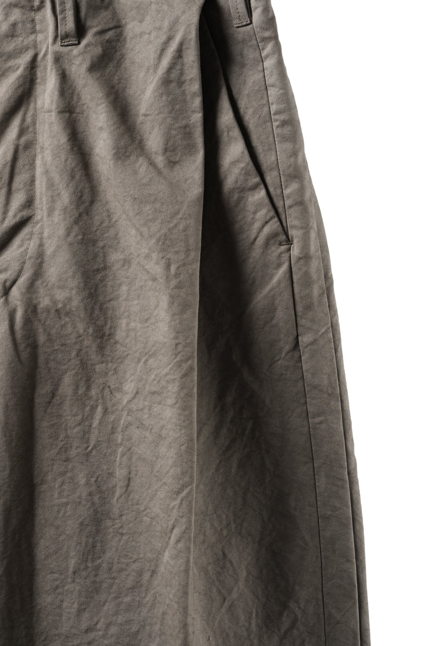 Load image into Gallery viewer, KLASICA "LINDBERG Ⅱ-TW" SIDE TUCKED WIDE STRAIGHT TROUSERS / HAND DYED HIGH DENSITY TWILL (DUST)