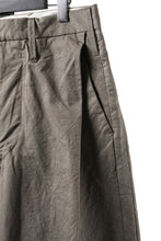 Load image into Gallery viewer, KLASICA "LINDBERG Ⅱ-TW" SIDE TUCKED WIDE STRAIGHT TROUSERS / HAND DYED HIGH DENSITY TWILL (DUST)