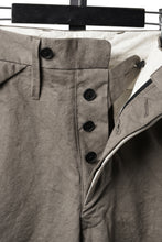 Load image into Gallery viewer, KLASICA "LINDBERG Ⅱ-TW" SIDE TUCKED WIDE STRAIGHT TROUSERS / HAND DYED HIGH DENSITY TWILL (DUST)