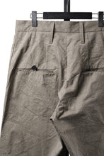Load image into Gallery viewer, KLASICA "LINDBERG Ⅱ-TW" SIDE TUCKED WIDE STRAIGHT TROUSERS / HAND DYED HIGH DENSITY TWILL (DUST)