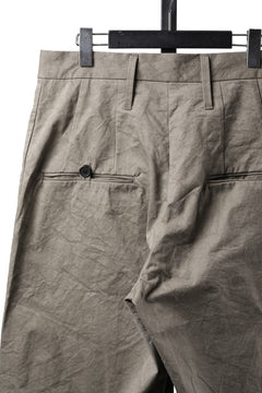 Load image into Gallery viewer, KLASICA "LINDBERG Ⅱ-TW" SIDE TUCKED WIDE STRAIGHT TROUSERS / HAND DYED HIGH DENSITY TWILL (DUST)