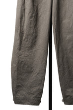 Load image into Gallery viewer, KLASICA "LINDBERG Ⅱ-TW" SIDE TUCKED WIDE STRAIGHT TROUSERS / HAND DYED HIGH DENSITY TWILL (DUST)