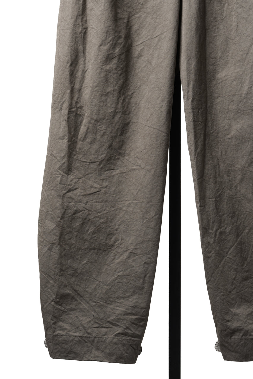 Load image into Gallery viewer, KLASICA "LINDBERG Ⅱ-TW" SIDE TUCKED WIDE STRAIGHT TROUSERS / HAND DYED HIGH DENSITY TWILL (DUST)