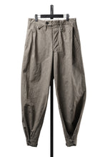 Load image into Gallery viewer, KLASICA "LINDBERG Ⅱ-TW" SIDE TUCKED WIDE STRAIGHT TROUSERS / HAND DYED HIGH DENSITY TWILL (DUST)