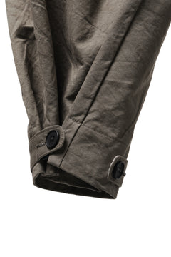 Load image into Gallery viewer, KLASICA "LINDBERG Ⅱ-TW" SIDE TUCKED WIDE STRAIGHT TROUSERS / HAND DYED HIGH DENSITY TWILL (DUST)