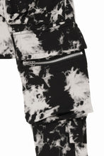 画像をギャラリービューアに読み込む, A.F ARTEFACT FLAP CARGO SAROUEL SKINNY / MOTTLED DYING (BLACK x IVORY)