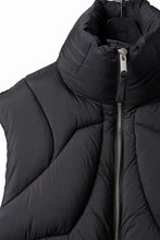 画像をギャラリービューアに読み込む, thom/krom OVERSIZED HIGH NECK VEST / WARM PUFFER (BLACK)