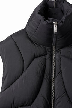 画像をギャラリービューアに読み込む, thom/krom OVERSIZED HIGH NECK VEST / WARM PUFFER (BLACK)