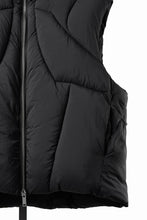 画像をギャラリービューアに読み込む, thom/krom OVERSIZED HIGH NECK VEST / WARM PUFFER (BLACK)