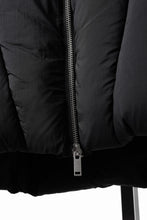 画像をギャラリービューアに読み込む, thom/krom OVERSIZED HIGH NECK VEST / WARM PUFFER (BLACK)