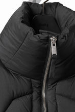 画像をギャラリービューアに読み込む, thom/krom OVERSIZED HIGH NECK VEST / WARM PUFFER (BLACK)