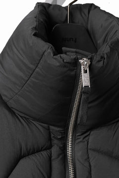 画像をギャラリービューアに読み込む, thom/krom OVERSIZED HIGH NECK VEST / WARM PUFFER (BLACK)