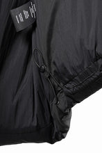 画像をギャラリービューアに読み込む, thom/krom OVERSIZED HIGH NECK VEST / WARM PUFFER (BLACK)