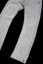 画像をギャラリービューアに読み込む, thom/krom SLIM FIT DENIM TROUSERS / ACID BLEECH - SCAR STITCH (LIGHT GREY)