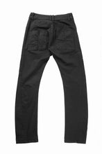 Load image into Gallery viewer, thom/krom SLIM FIT DENIM TROUSERS / SCAR STITCHED (BLACK)