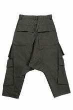 画像をギャラリービューアに読み込む, 【SAMPLE SALE】A.F ARTEFACT D-CLOTCH BIG CARGO CROPPED PANTS (KHAKI)