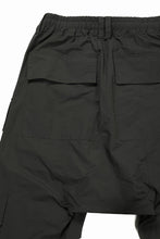 画像をギャラリービューアに読み込む, 【SAMPLE SALE】A.F ARTEFACT CARGO SAROUEL EASY PANTS / SMOOTH NYLON (KHAKI)