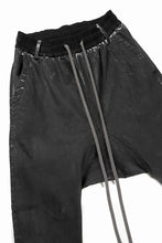 Load image into Gallery viewer, 【SAMPLE SALE】A.F ARTEFACT SARROUEL SKINNY PANTS / STRETCH WHITE DENIM (SPRAY DYED BLACK)