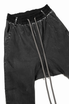 Load image into Gallery viewer, 【SAMPLE SALE】A.F ARTEFACT SARROUEL SKINNY PANTS / STRETCH WHITE DENIM (SPRAY DYED BLACK)