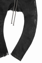 Load image into Gallery viewer, 【SAMPLE SALE】A.F ARTEFACT SARROUEL SKINNY PANTS / STRETCH WHITE DENIM (SPRAY DYED BLACK)