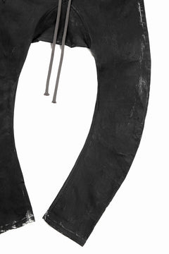 Load image into Gallery viewer, 【SAMPLE SALE】A.F ARTEFACT SARROUEL SKINNY PANTS / STRETCH WHITE DENIM (SPRAY DYED BLACK)