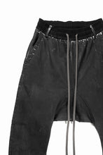 Load image into Gallery viewer, 【SAMPLE SALE】A.F ARTEFACT SARROUEL SKINNY PANTS / STRETCH WHITE DENIM (SPRAY DYED BLACK)