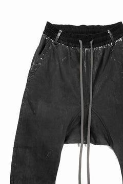 Load image into Gallery viewer, 【SAMPLE SALE】A.F ARTEFACT SARROUEL SKINNY PANTS / STRETCH WHITE DENIM (SPRAY DYED BLACK)