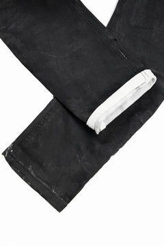 Load image into Gallery viewer, 【SAMPLE SALE】A.F ARTEFACT SARROUEL SKINNY PANTS / STRETCH WHITE DENIM (SPRAY DYED BLACK)