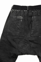 Load image into Gallery viewer, 【SAMPLE SALE】A.F ARTEFACT SARROUEL SKINNY PANTS / STRETCH WHITE DENIM (SPRAY DYED BLACK)