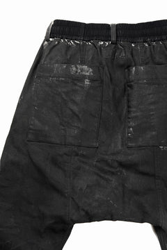 Load image into Gallery viewer, 【SAMPLE SALE】A.F ARTEFACT SARROUEL SKINNY PANTS / STRETCH WHITE DENIM (SPRAY DYED BLACK)