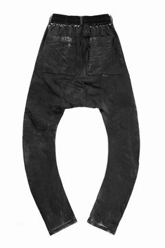 Load image into Gallery viewer, 【SAMPLE SALE】A.F ARTEFACT SARROUEL SKINNY PANTS / STRETCH WHITE DENIM (SPRAY DYED BLACK)