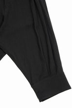 画像をギャラリービューアに読み込む, 【SAMPLE SALE】vital tuck volume low crotch cuffs pants / soft linen silk (BLACK)
