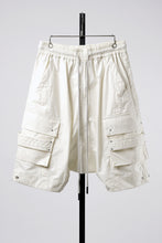 Load image into Gallery viewer, 【SAMPLE】A.F ARTEFACT COATING DROPCROTCH SHORTS (IVORY)