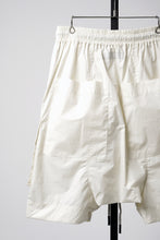 Load image into Gallery viewer, 【SAMPLE】A.F ARTEFACT COATING DROPCROTCH SHORTS (IVORY)