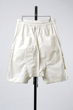 Load image into Gallery viewer, 【SAMPLE】A.F ARTEFACT COATING DROPCROTCH SHORTS (IVORY)