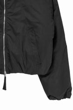 Load image into Gallery viewer, thom/krom HOODIE SHORT JACKET / WARM PADDED (BLACK)