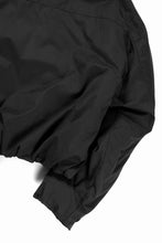 Load image into Gallery viewer, thom/krom HOODIE SHORT JACKET / WARM PADDED (BLACK)