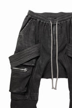 画像をギャラリービューアに読み込む, 【SAMPLE SALE】A.F ARTEFACT COATED FLAP-DETAIL SLIM CARGO PANTS / HI-STRETCH DENIM (BLACK)