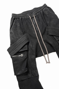 画像をギャラリービューアに読み込む, 【SAMPLE SALE】A.F ARTEFACT COATED FLAP-DETAIL SLIM CARGO PANTS / HI-STRETCH DENIM (BLACK)