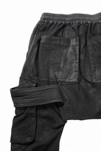 画像をギャラリービューアに読み込む, 【SAMPLE SALE】A.F ARTEFACT COATED FLAP-DETAIL SLIM CARGO PANTS / HI-STRETCH DENIM (BLACK)