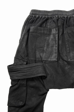 画像をギャラリービューアに読み込む, 【SAMPLE SALE】A.F ARTEFACT COATED FLAP-DETAIL SLIM CARGO PANTS / HI-STRETCH DENIM (BLACK)