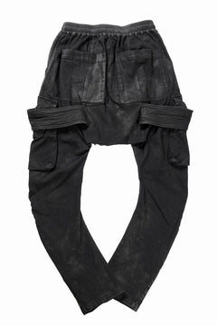 画像をギャラリービューアに読み込む, 【SAMPLE SALE】A.F ARTEFACT COATED FLAP-DETAIL SLIM CARGO PANTS / HI-STRETCH DENIM (BLACK)