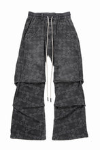 画像をギャラリービューアに読み込む, 【SAMPLE SALE】A.F ARTEFACT TUCK DRAPE FLARE PANTS / JACQUARD DENIM (BLACK)
