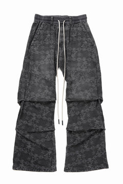 画像をギャラリービューアに読み込む, 【SAMPLE SALE】A.F ARTEFACT TUCK DRAPE FLARE PANTS / JACQUARD DENIM (BLACK)