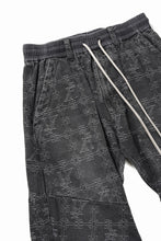 画像をギャラリービューアに読み込む, 【SAMPLE SALE】A.F ARTEFACT TUCK DRAPE FLARE PANTS / JACQUARD DENIM (BLACK)