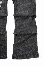 画像をギャラリービューアに読み込む, 【SAMPLE SALE】A.F ARTEFACT TUCK DRAPE FLARE PANTS / JACQUARD DENIM (BLACK)