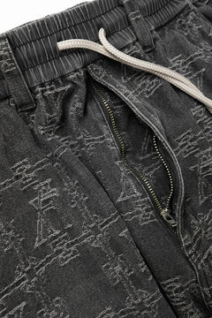 画像をギャラリービューアに読み込む, 【SAMPLE SALE】A.F ARTEFACT TUCK DRAPE FLARE PANTS / JACQUARD DENIM (BLACK)